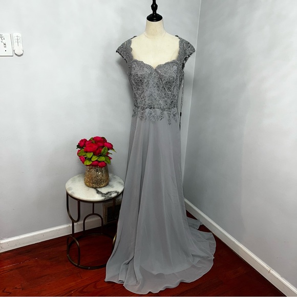 La Femme Silver Embroidered & Embellished Cap Sleeve Gown- New With Tag -Reemoly - Picture 6 of 17